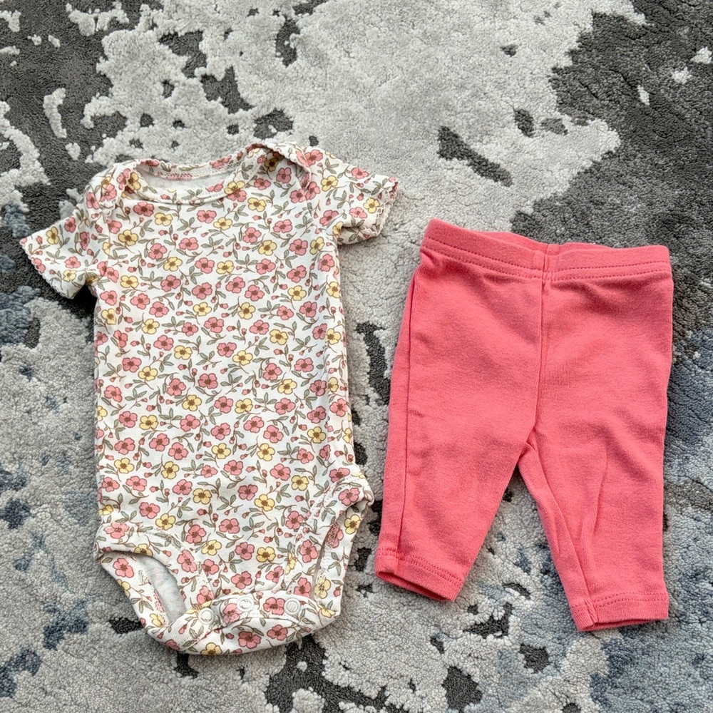 ❤️$4 Carter's Child of Mine Floral Outfit Newborn
